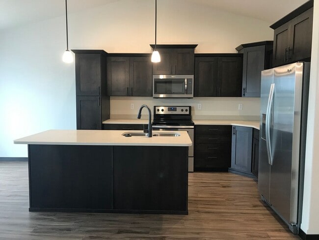 Building Photo - 5 Bed 3 Bath Twin Home