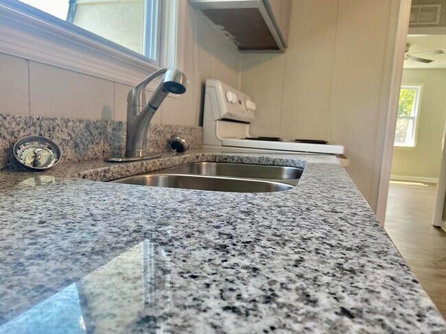 Foto del edificio - 1Bed/1Bath Ft Oglethorpe Remodeled Apartment