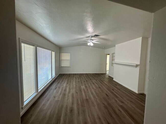 Foto del edificio - Available Soon!