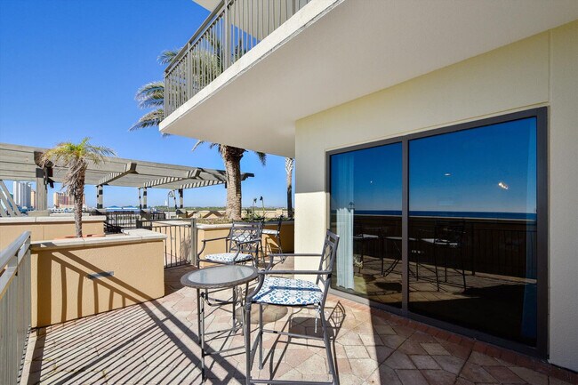 Foto del edificio - 15100 Front Beach Rd