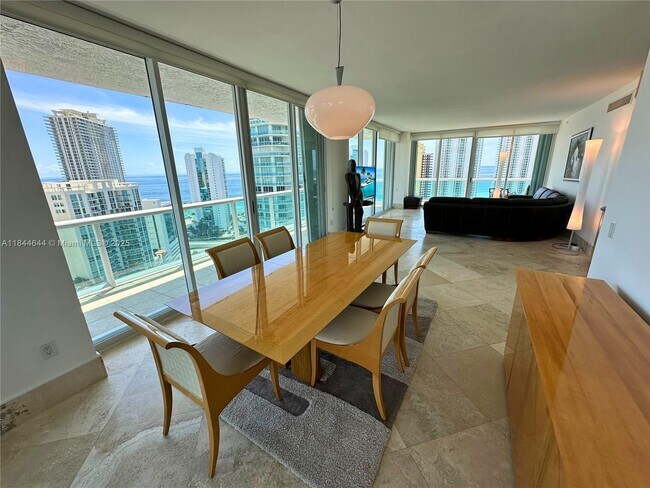 Foto del edificio - 16500 Collins Ave