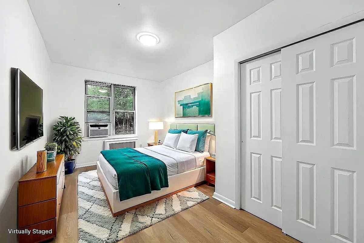 Foto principal - 327 E 10th St