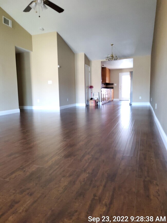 Building Photo - 1052 Courtyard Dr