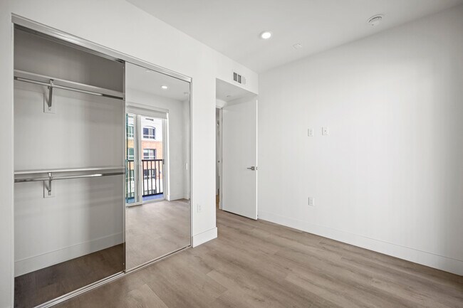 Building Photo - 7050 Hawthorn – Apartments & Co-Living