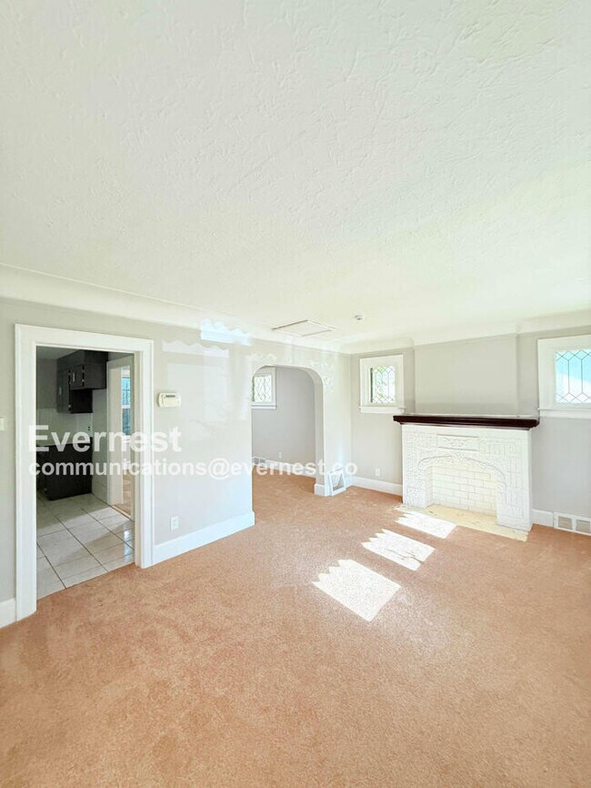 Building Photo - Cozy 3-Bedroom Home with Hookups / Pet-Fri...