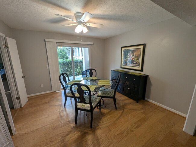 Building Photo - 3600 Chateau Dr