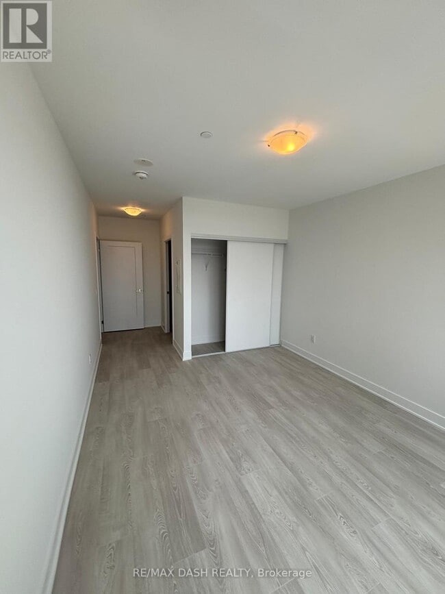 Photo du bâtiment - 2425-2425 Simcoe St N