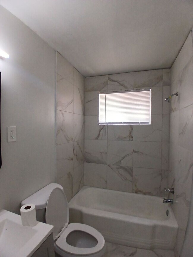 Foto del edificio - Fully Renovated 2 bedroom 1 bath Duplex -$99 Move In Special