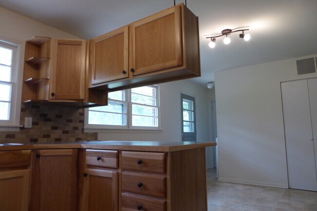 Foto del edificio - Huge Backyard + Off-Street Parking + Washer & Dryer! Available August 1st!
