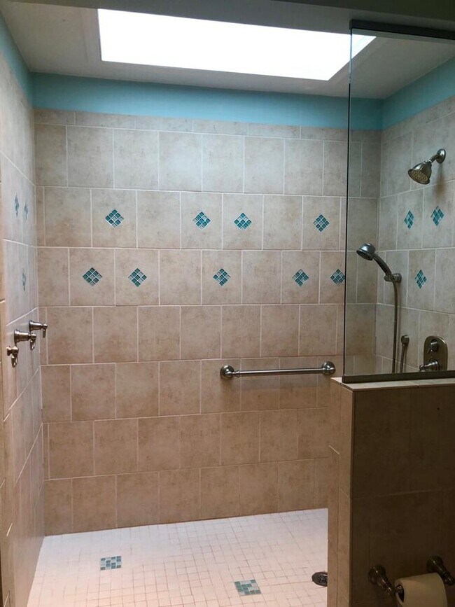 Foto del edificio - 8519 Forestview Ave