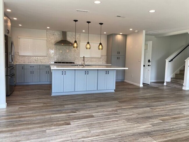 Foto del edificio - 4 bedroom 2.5 bath recently renovated home...