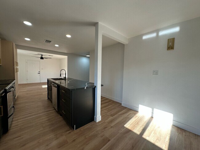 Foto del edificio - 1032 E Hassett Ave