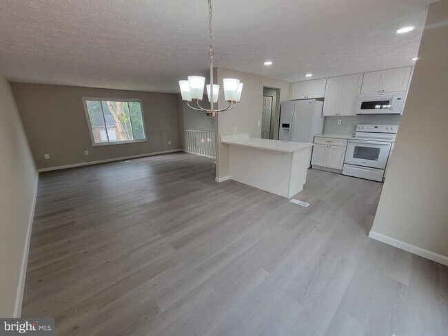 Foto del edificio - 7598 Springfield Hills Dr
