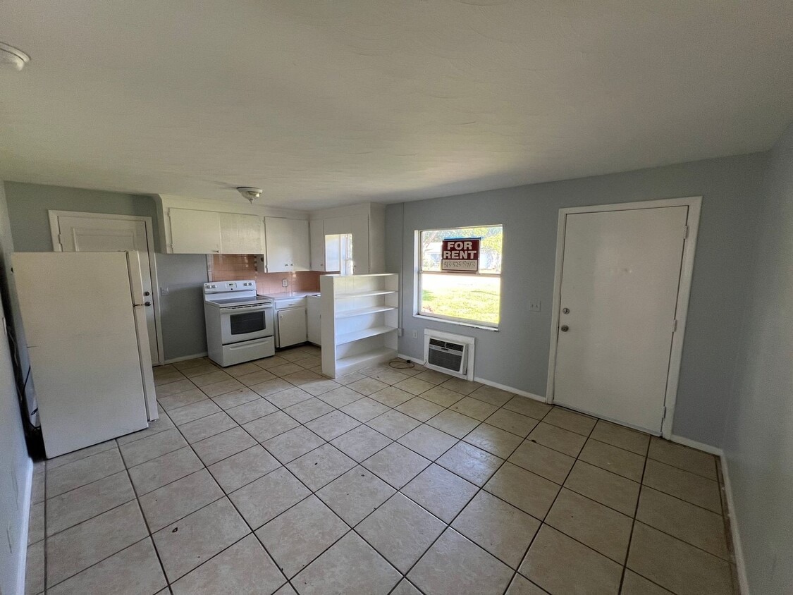Building Photo - Great 1BR Duplex Walking Distance From Dow...