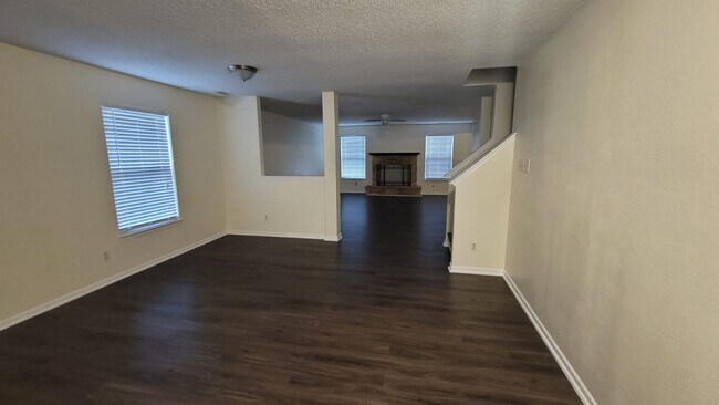 Primera sala de estar - 10367 Waverly Dr