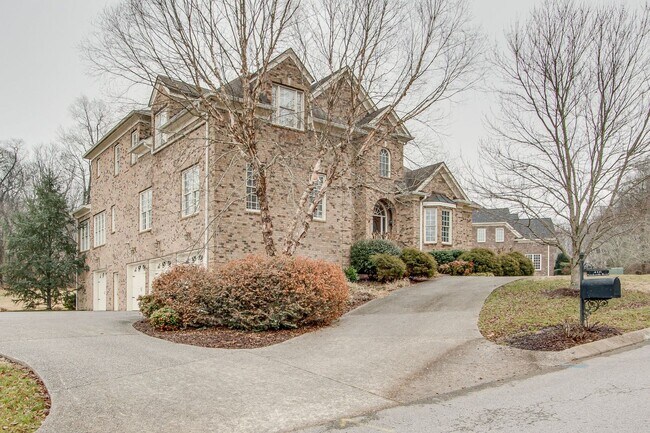 Foto del edificio - 5 Bedroom in Temple Hills! 4 Car Garage an...