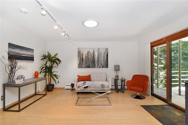 Foto del edificio - HIGHLY DESIRABLE West Pearl 2 Bed 1 Bath Top Floor Condo-Available August 5th!