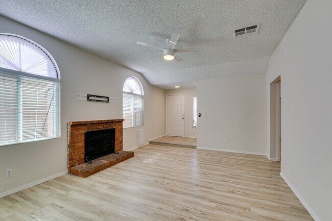 Foto del edificio - EASTERN AND WINDMILL 3 BEDROOM HOME WITH LARGE BACKYARD, NO HOA, AND SOLAR PANELS