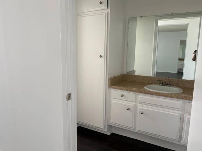 Building Photo - 1.0 bedroom in Los Angeles California 91343