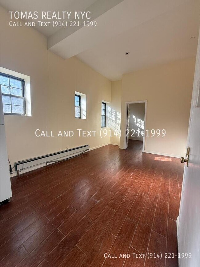 Building Photo - 712 E 214th St