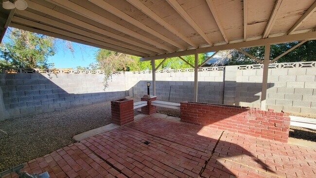 Foto del edificio - Cute 3 bedroom 1 bathroom home on a large lot