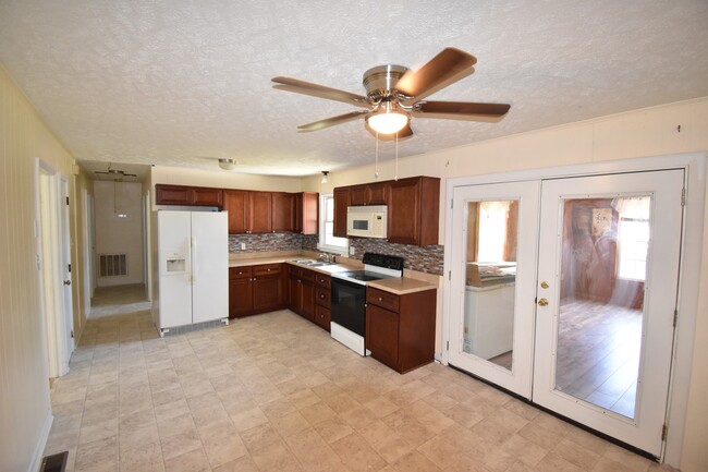 Building Photo - 3 Bedroom and 2 Bath Home