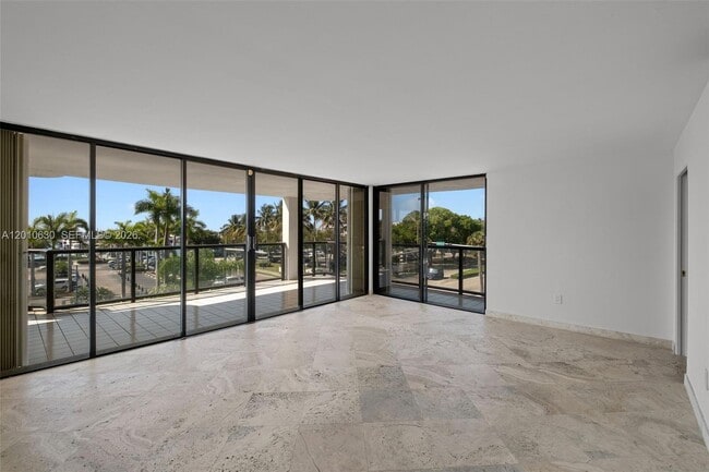 Building Photo - 2575 S Bayshore Dr