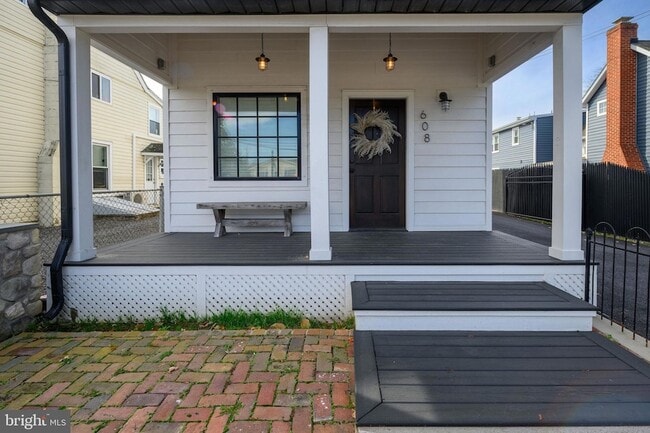 Building Photo - 608 Main St