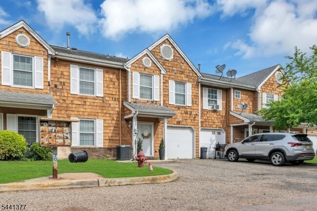 Building Photo - 19 Delavan Ct