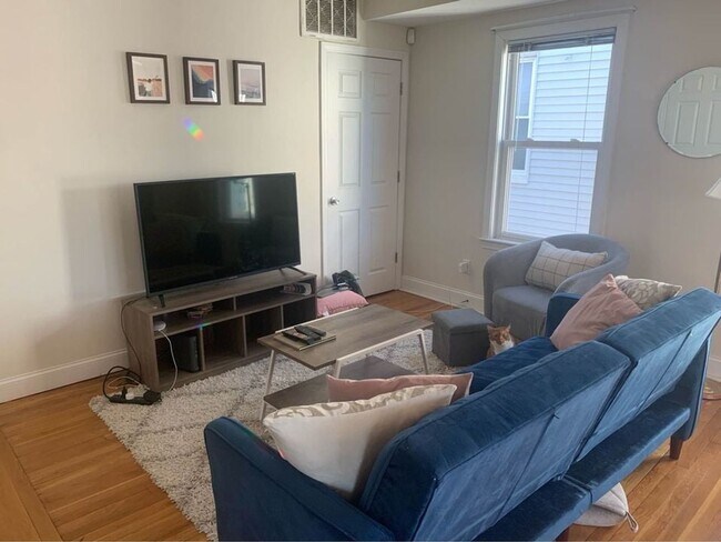 Foto del edificio - 3 bed 2 baths in Brookline.... Sept 1st move in!!