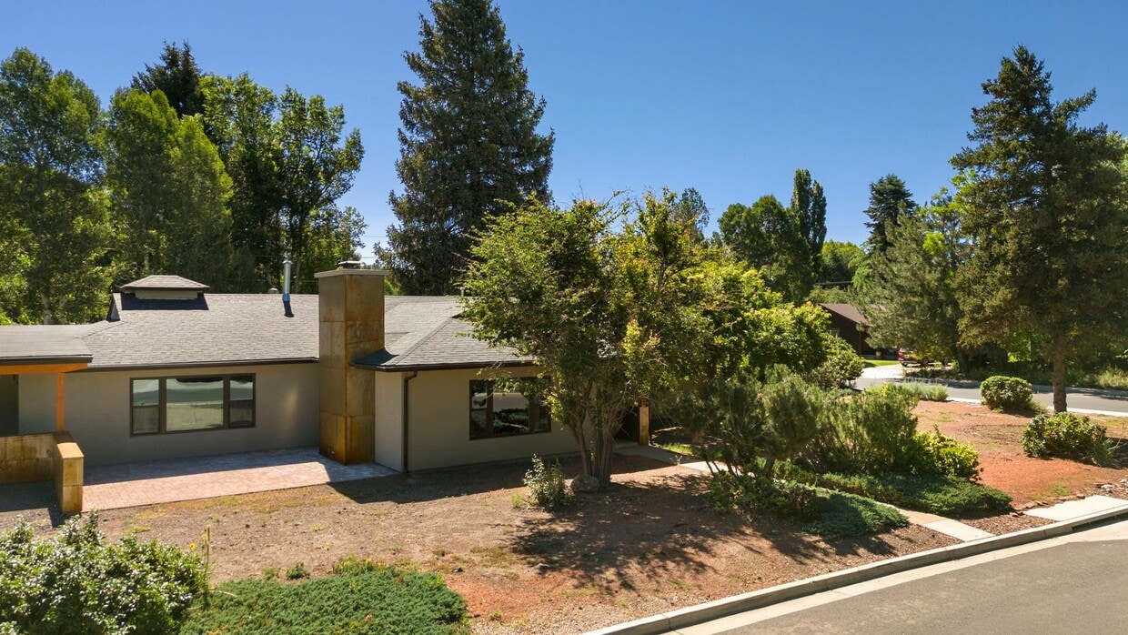 Foto principal - Reburbished 3bd/2ba, 2,275 sq ft home in Coconino Estates close to Hospital, park, downtown Flags...