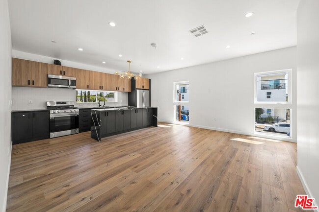 Foto del edificio - 6049 Craner Ave