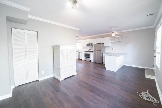 Building Photo - 921 W Winona St