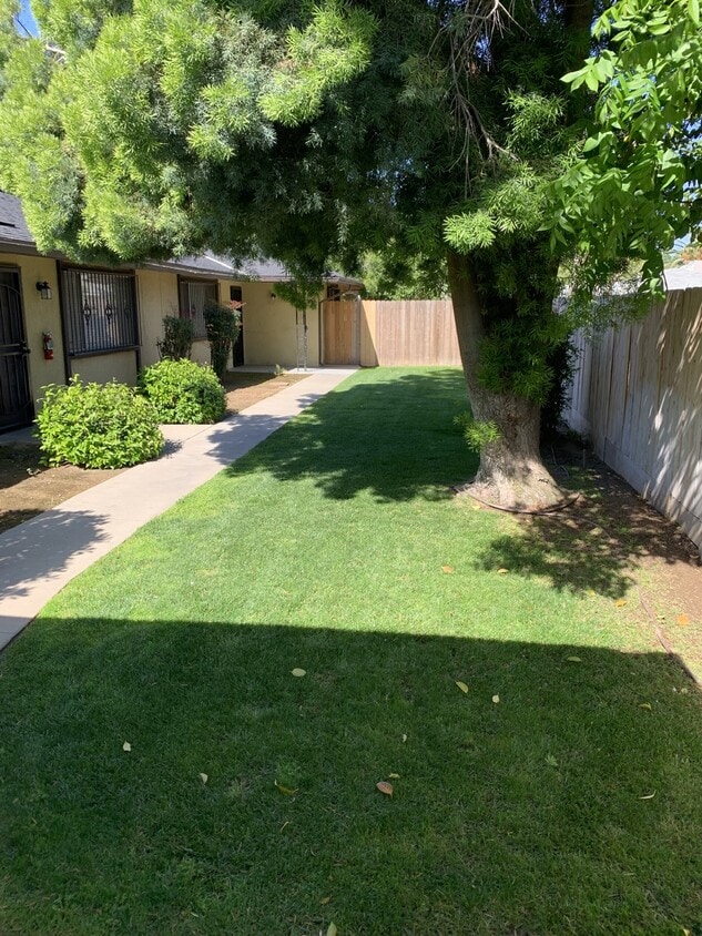 Primary Photo - 4921 N Vagedes Ave