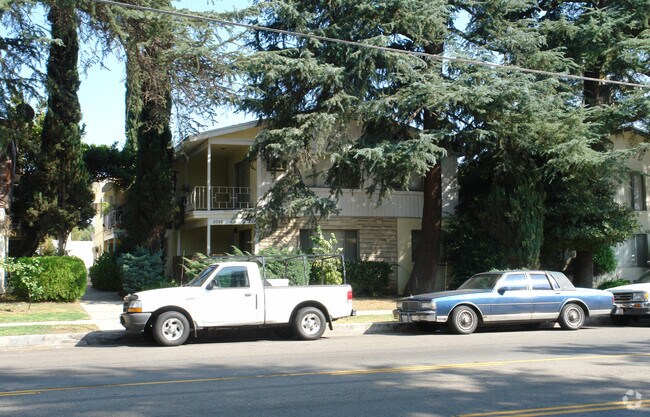Foto del edificio - 5742 Hazeltine Ave