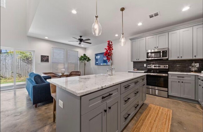 Foto del edificio - FOR RENT in LAFAYETTE!