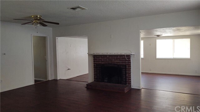 Foto del edificio - 42066 Mayberry Ave