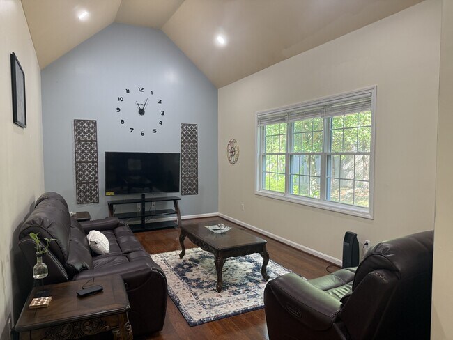 Foto del edificio - 5 Equestrian Ln
