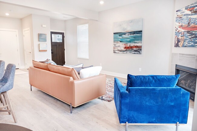 Building Photo - Three Bedroom Townhome