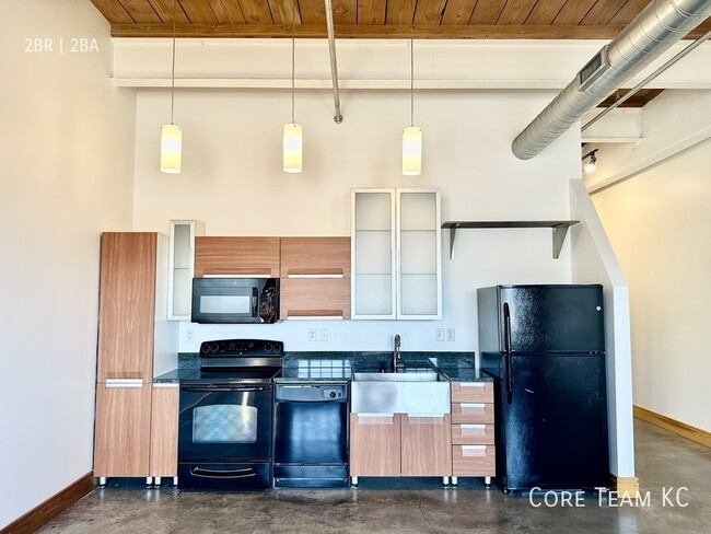 Building Photo - Two Bedroom Lofts in the Crossroads!