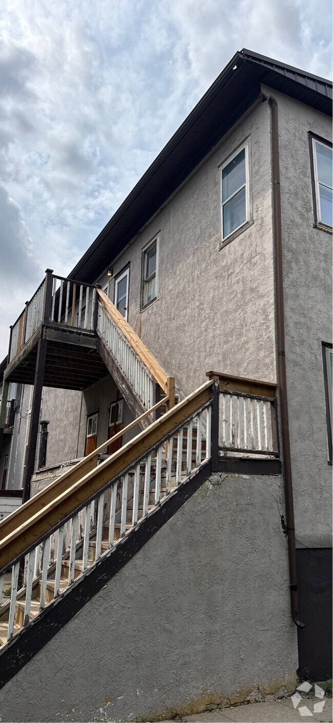 Building Photo - 511 Stadacona St W
