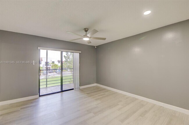 Foto del edificio - 851 NE 209th Terrace