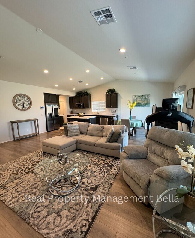 Building Photo - Modern Luxury Awaits: 5 Bed, 3 Bath Winche...