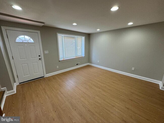 Building Photo - 5729 Edgepark Rd