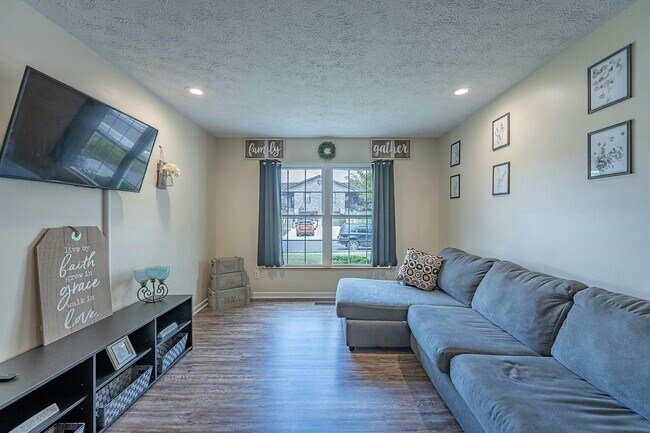 Building Photo - 470 Yale Dr