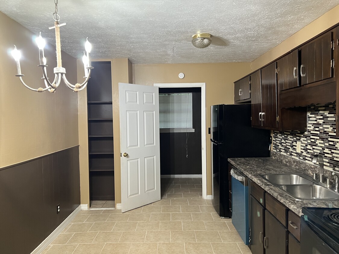 Kitchen - 114 N Lake Dr
