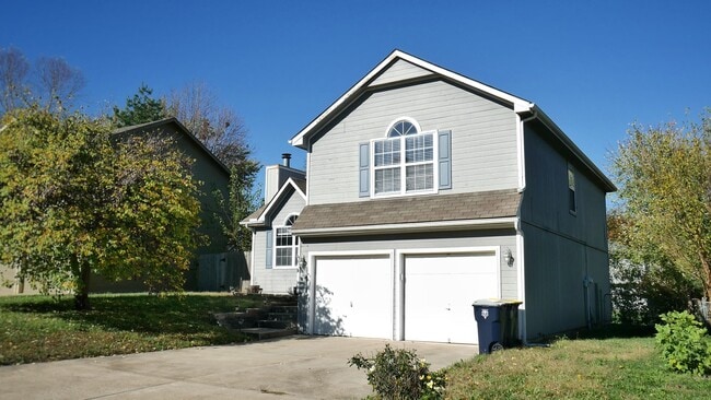 Building Photo - COMING SOON- 3bd/2bath Home North of the R...