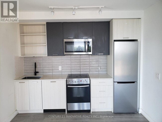 Photo du bâtiment - 2300-2300 St Clair Ave W