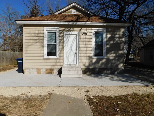 Building Photo - Charming 2 Bedroom/1 Bath Home in El Dorado!