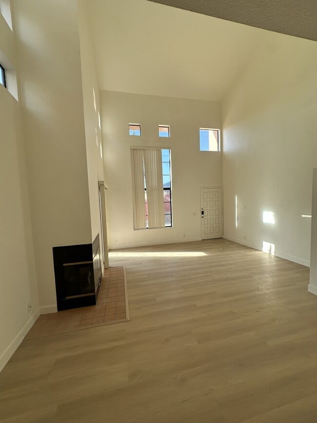Building Photo - 2336 Walmar Ln